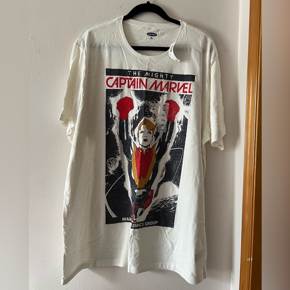 Old Navy Retro Captain Marvel Graphic T-shirt